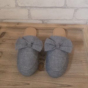 Crazy 8 chambray bow clogs